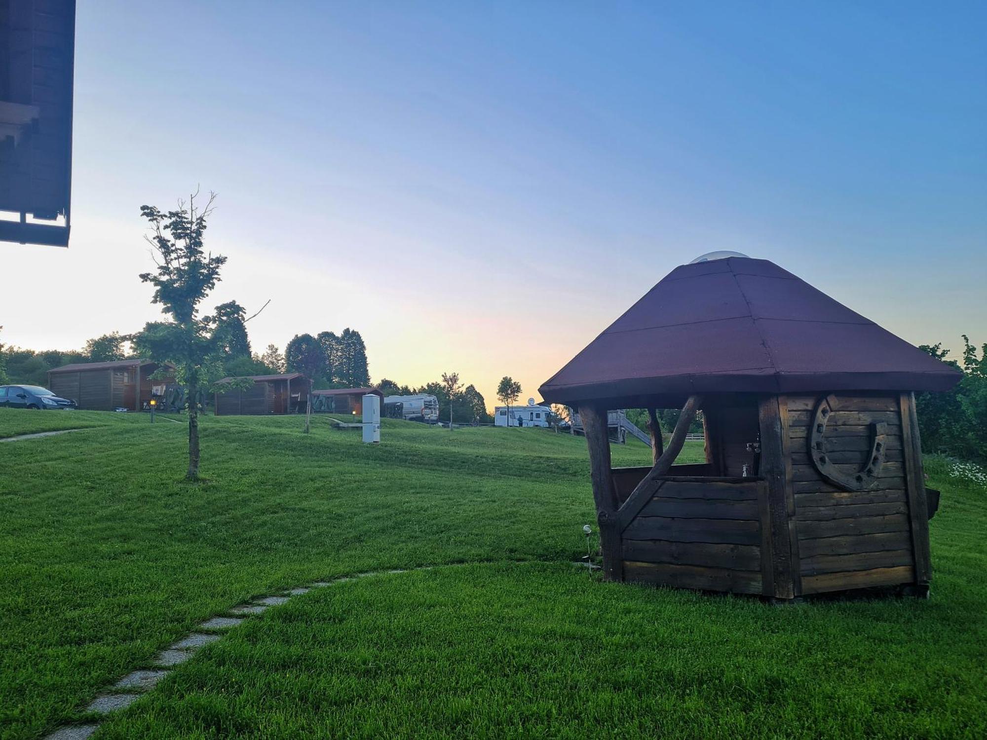 Hotel Camp The Sunrise Hill Pivka Esterno foto