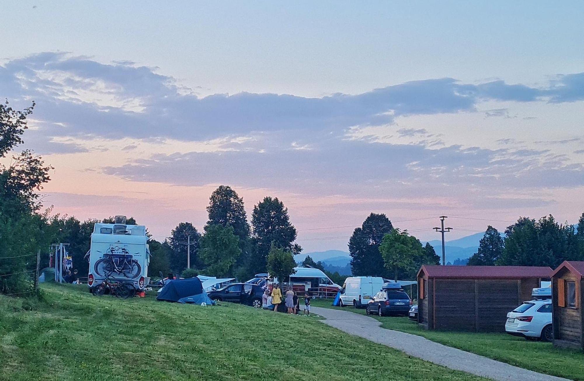 Hotel Camp The Sunrise Hill Pivka Esterno foto