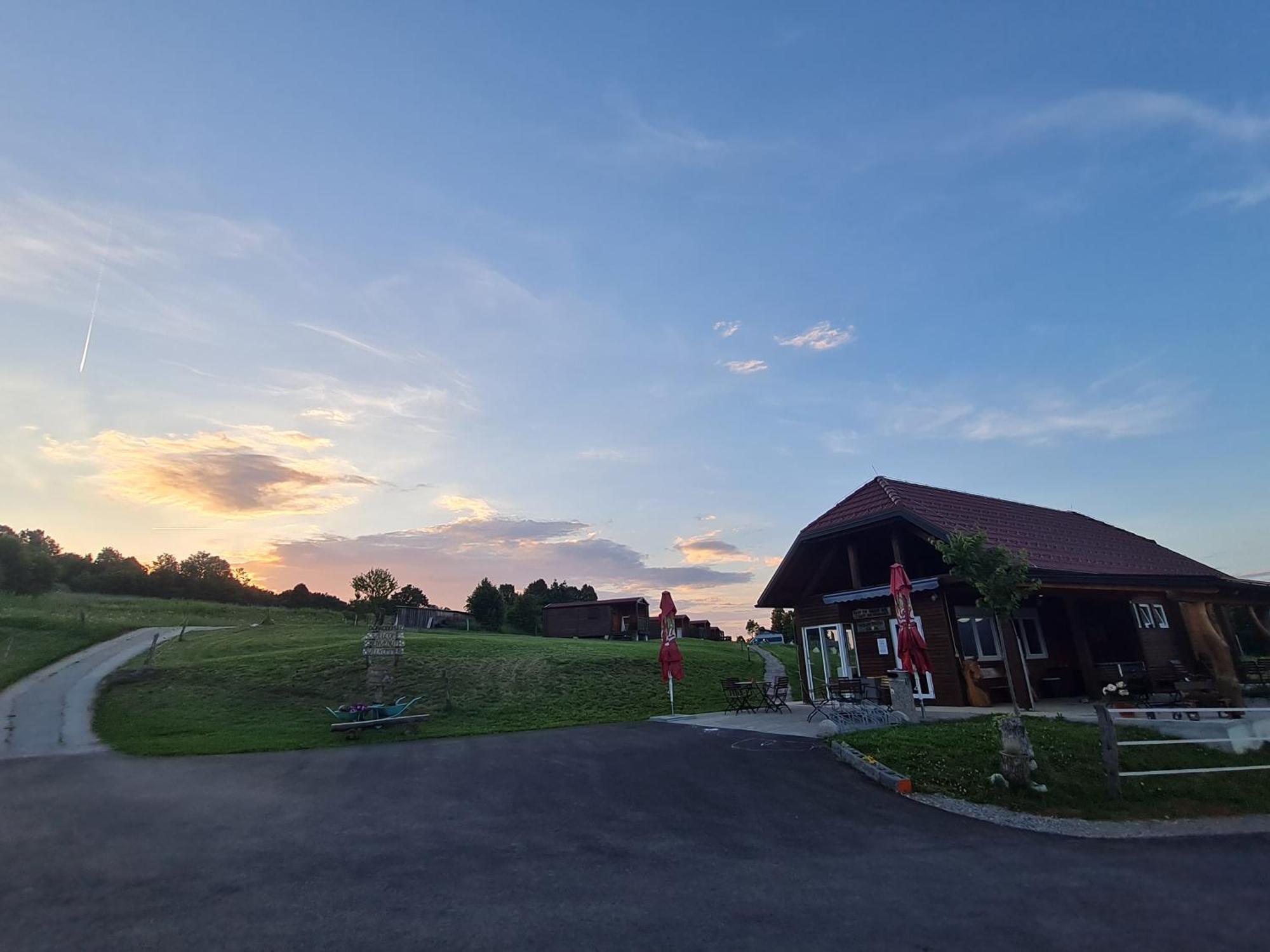 Hotel Camp The Sunrise Hill Pivka Esterno foto
